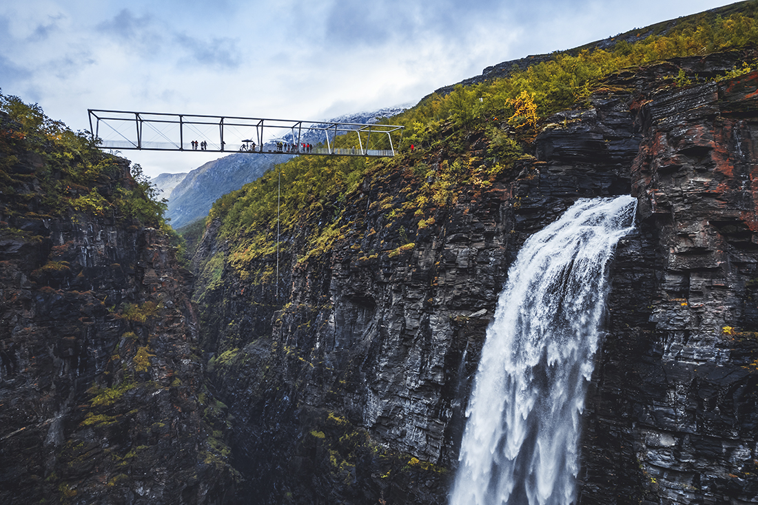 Gorsabruan kanjoni ja silta syyskuussa. Kuva: Petr Pavlíček Visit Lyngenfjord
