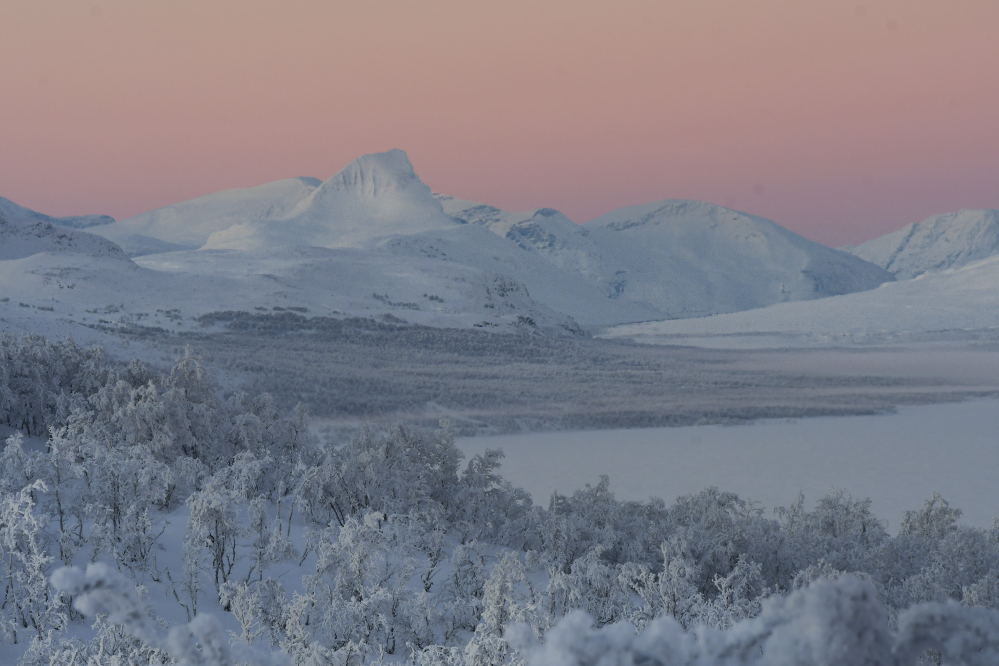 Barras tunturi Norjan puolella Kilpisjärven kaamoksen valossa