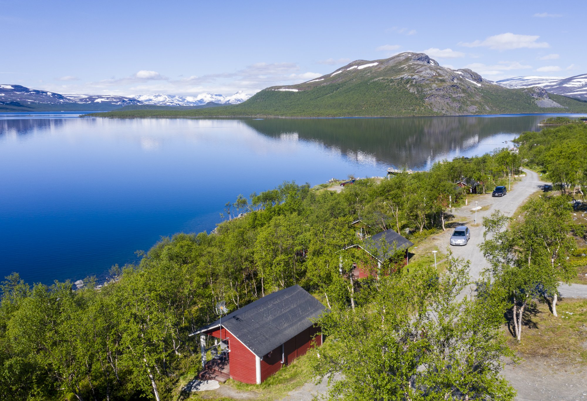 Kilpisjärven Retkeilykeskuksen mökki peilityynen kilpijärven rannassa