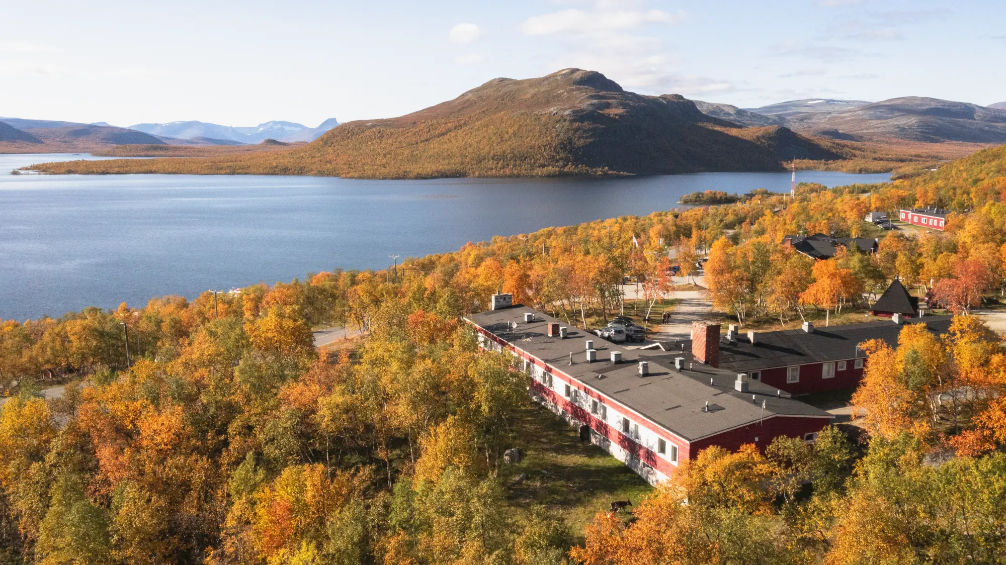 Kilpisjärven Retkeilykeskus tunturien keskellä syksyisessä ruskamaisemassa