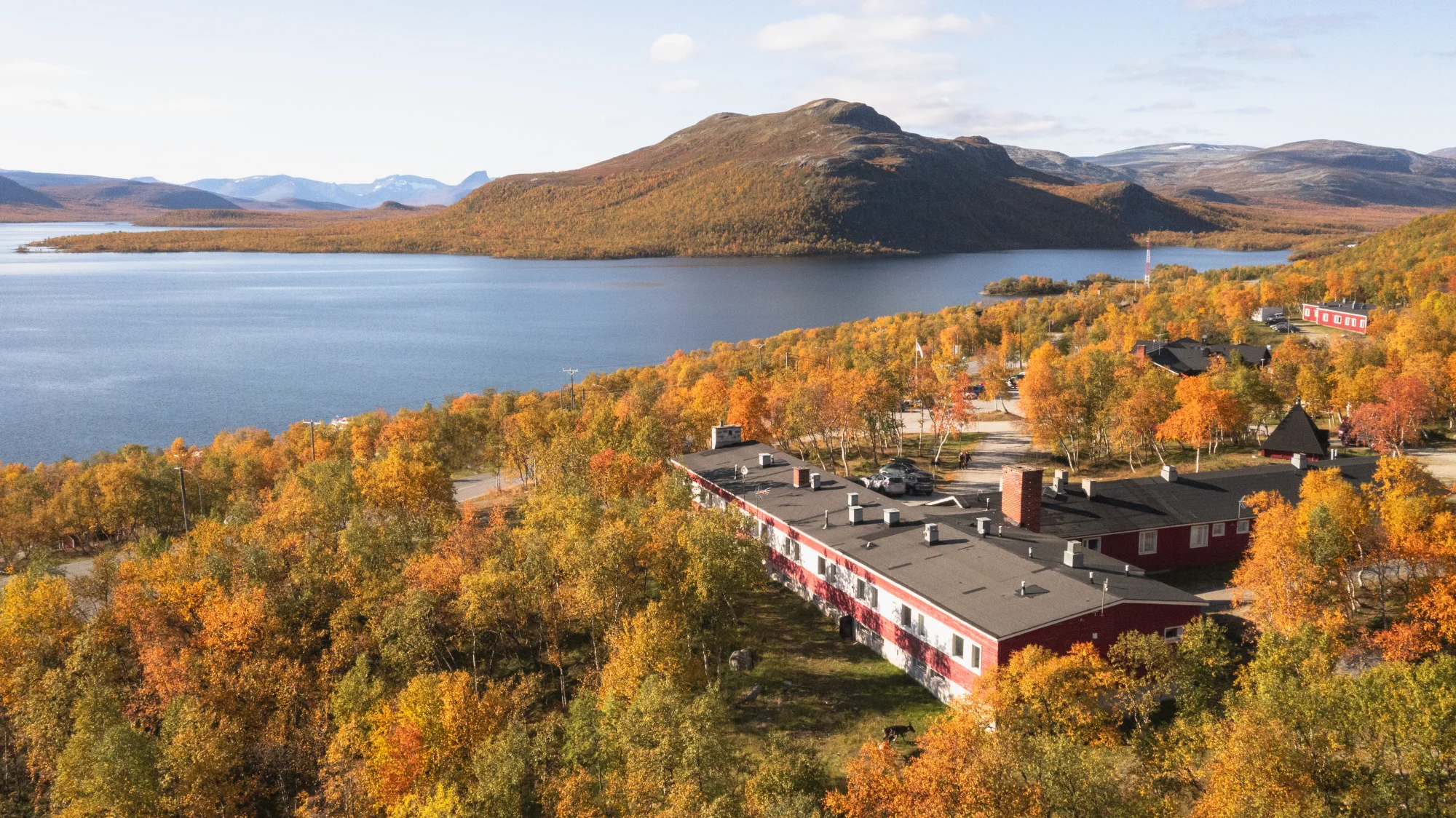 Kilpisjärven Retkeilykeskus tunturien keskellä syksyisessä ruskamaisemassa