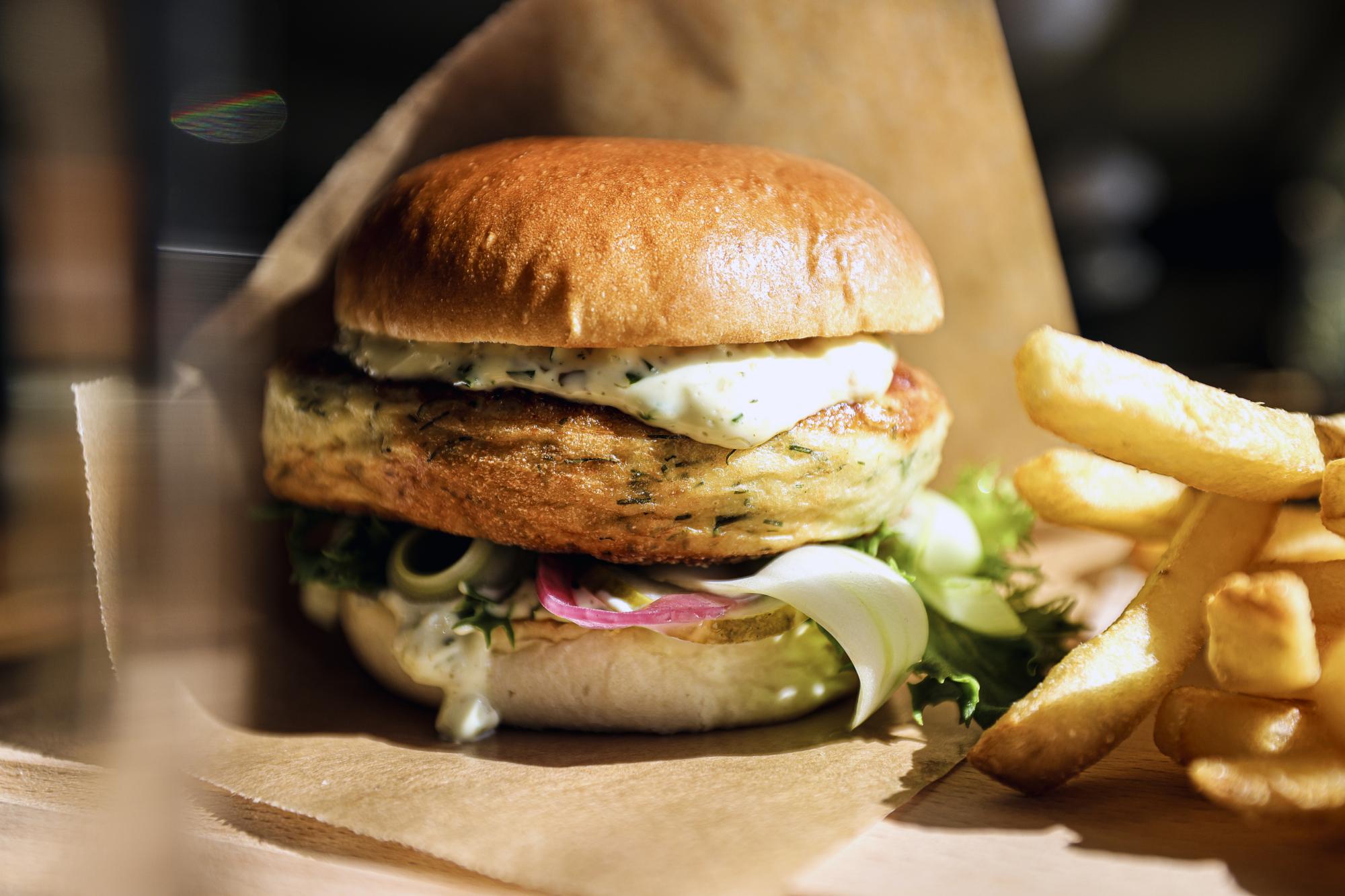 Herkullinen hampurilainen maistuu retken päätteeksi Kilpisjärven Retkeilykeskuksen ravintola Saanassa