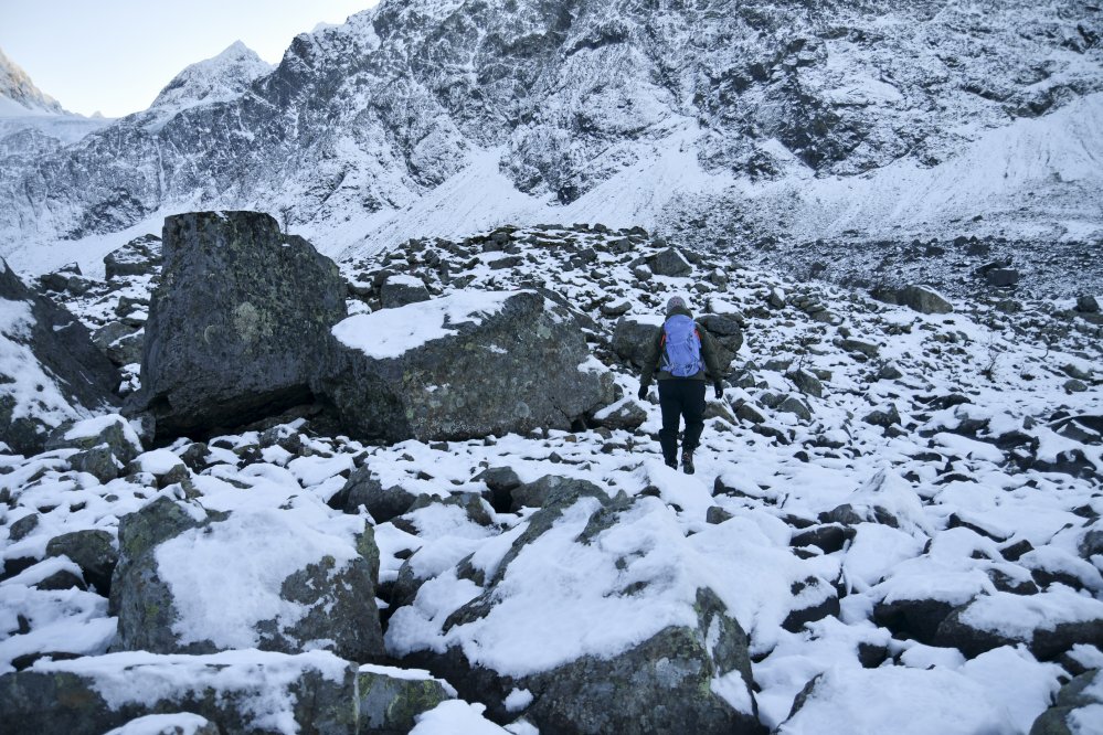 Suuria lumenpeittämiä lohkareita ja kivikkoa juuri ennen Blåisvatnetia