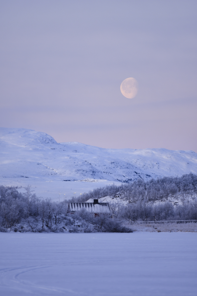 Kuu Kilpisjärven kaamoksessa