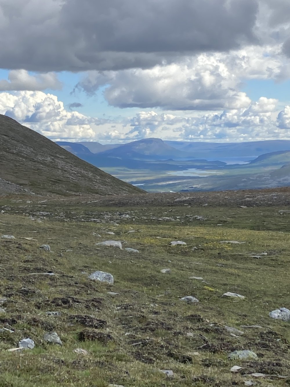 Tunturimaisemaa Suomeen ja Saanalle päin kesäpäivänä