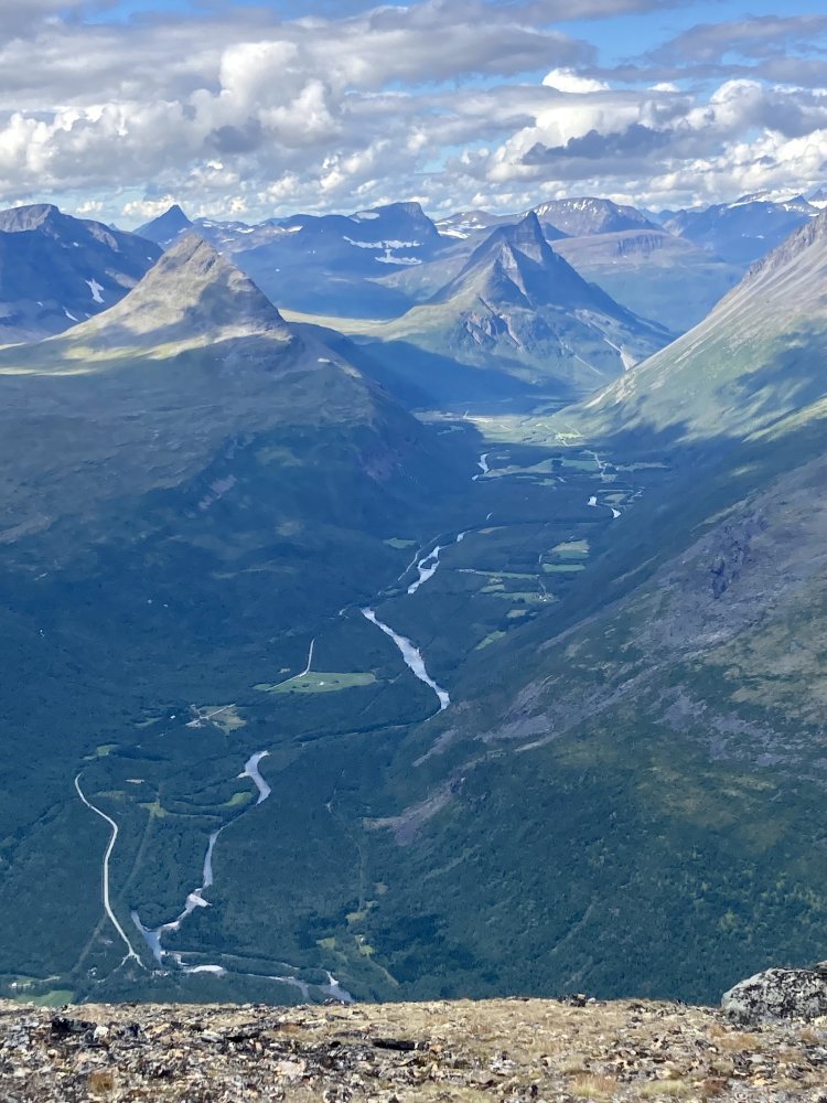 Maisemaa vehreään laaksoon Norjassa, kuvattuna ylhäältä vuorenhuipulta