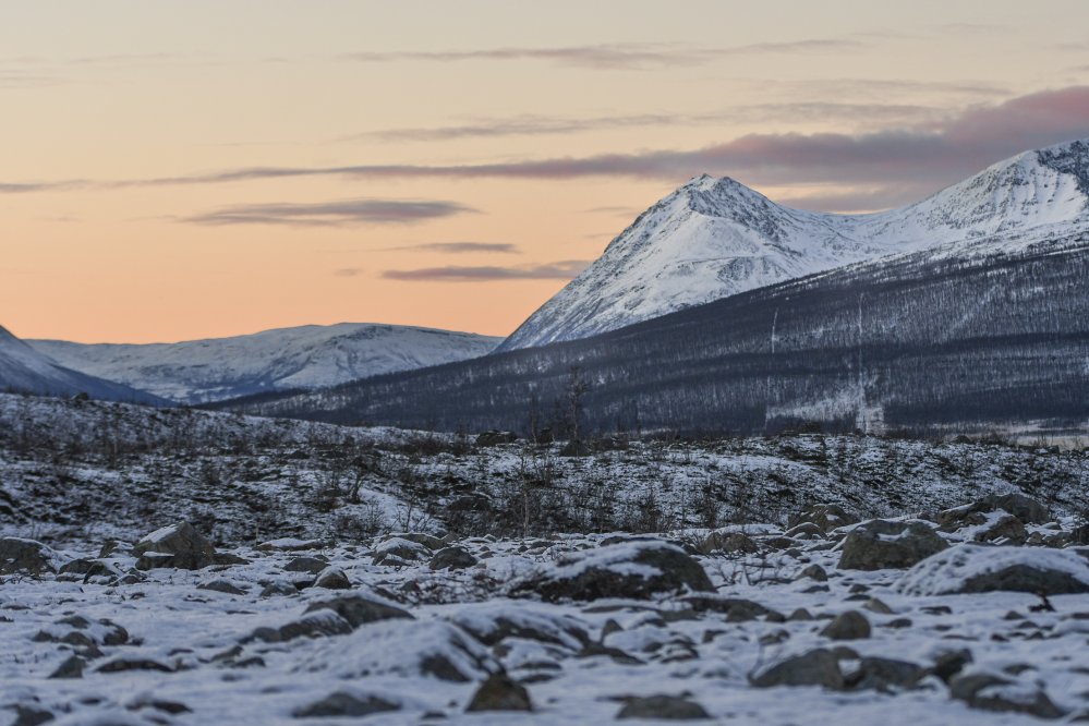 Norjan vuoria auringonlaskun aikaan marraskuisena iltapäivänä