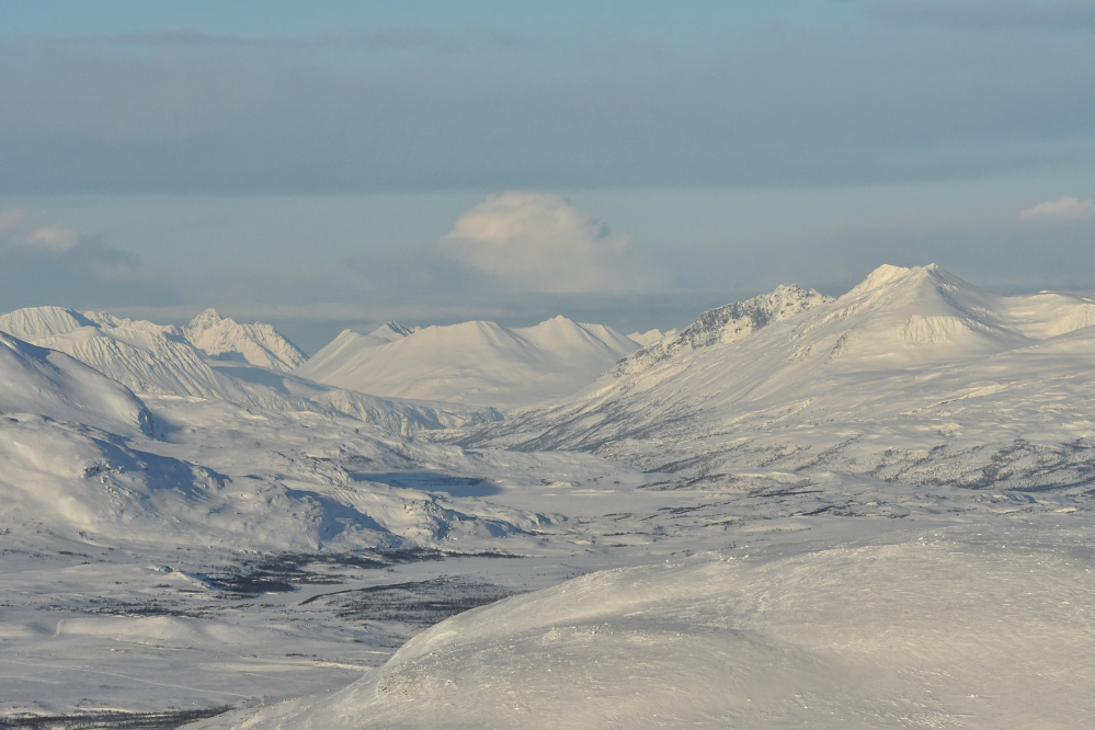 Talvinen vuorimaisema Norjaan päin 