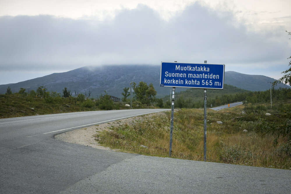 Kyltti valtatie 21:n laidalla kertoo paikan olevan Suomen maanteiden korkein kohta.