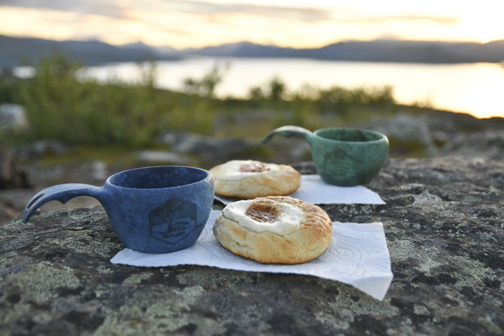 Kaksi rahkapullaa ja kaksi Kilpisjärvi aiheista Kupilkaa kalliolla Salmivaaran huipulla