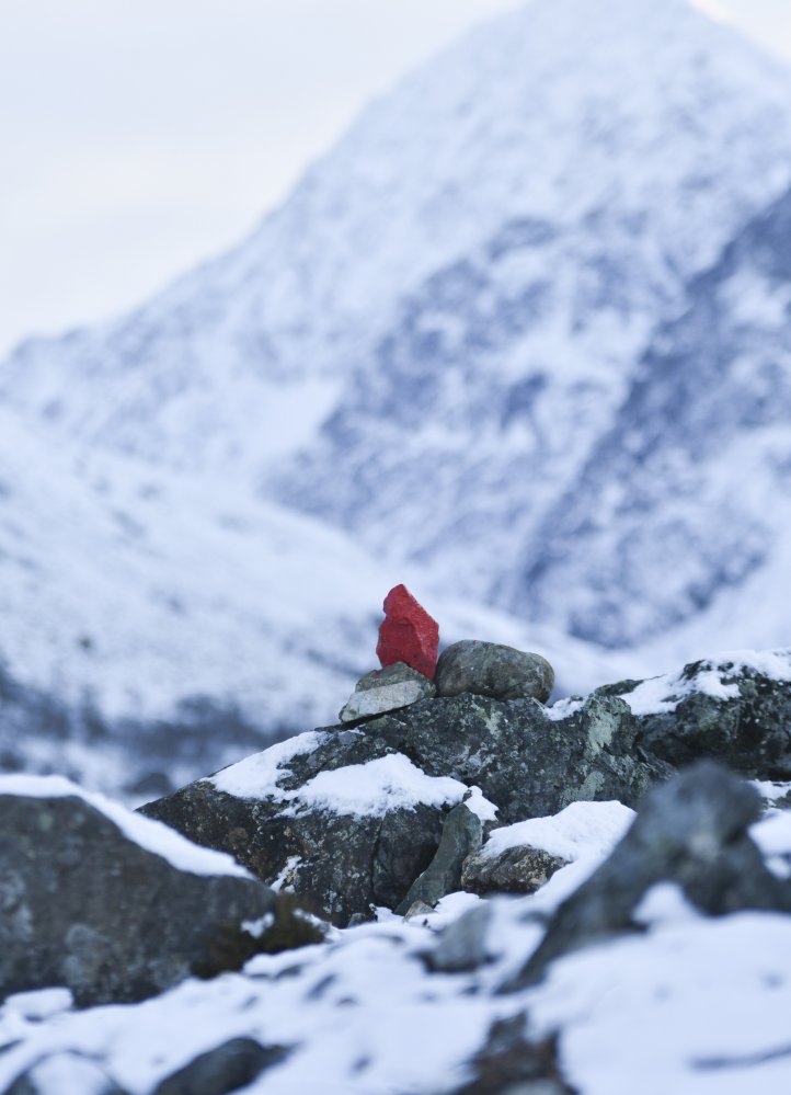Punaiseksi maalattu kivi merkitsee reittiä Blåisvatnetille