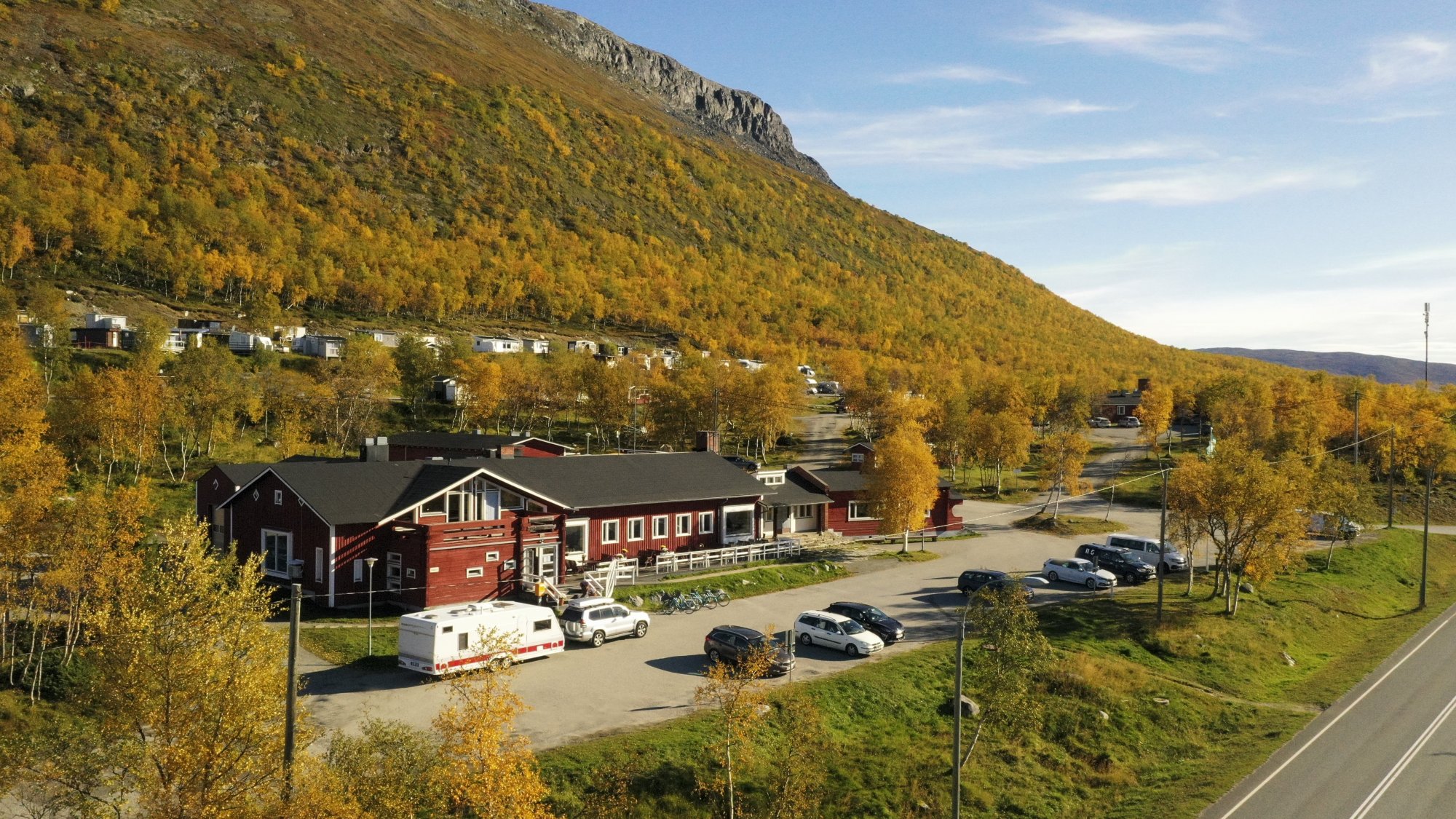 Kilpisjärven Retkeilykeskus Saanan laidalla, keskellä lapin ruskaa ja hehkuvaa tunturikoivikkoa