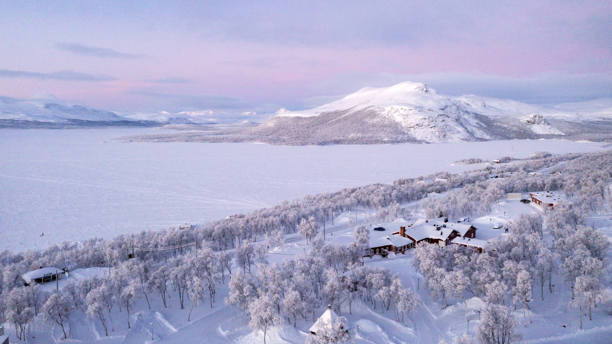 Kilpisjärven Retkeilykeskus tunturien keskellä talvisena pakkaspäivänä