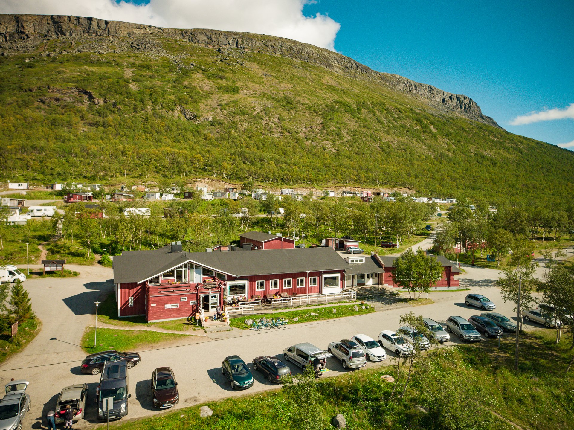 Wwf:n pandalogo joka kertoo Kilpisjärven Retkeilykeskuksen olevan WWf:n ystäväyritys vuonn 2026.