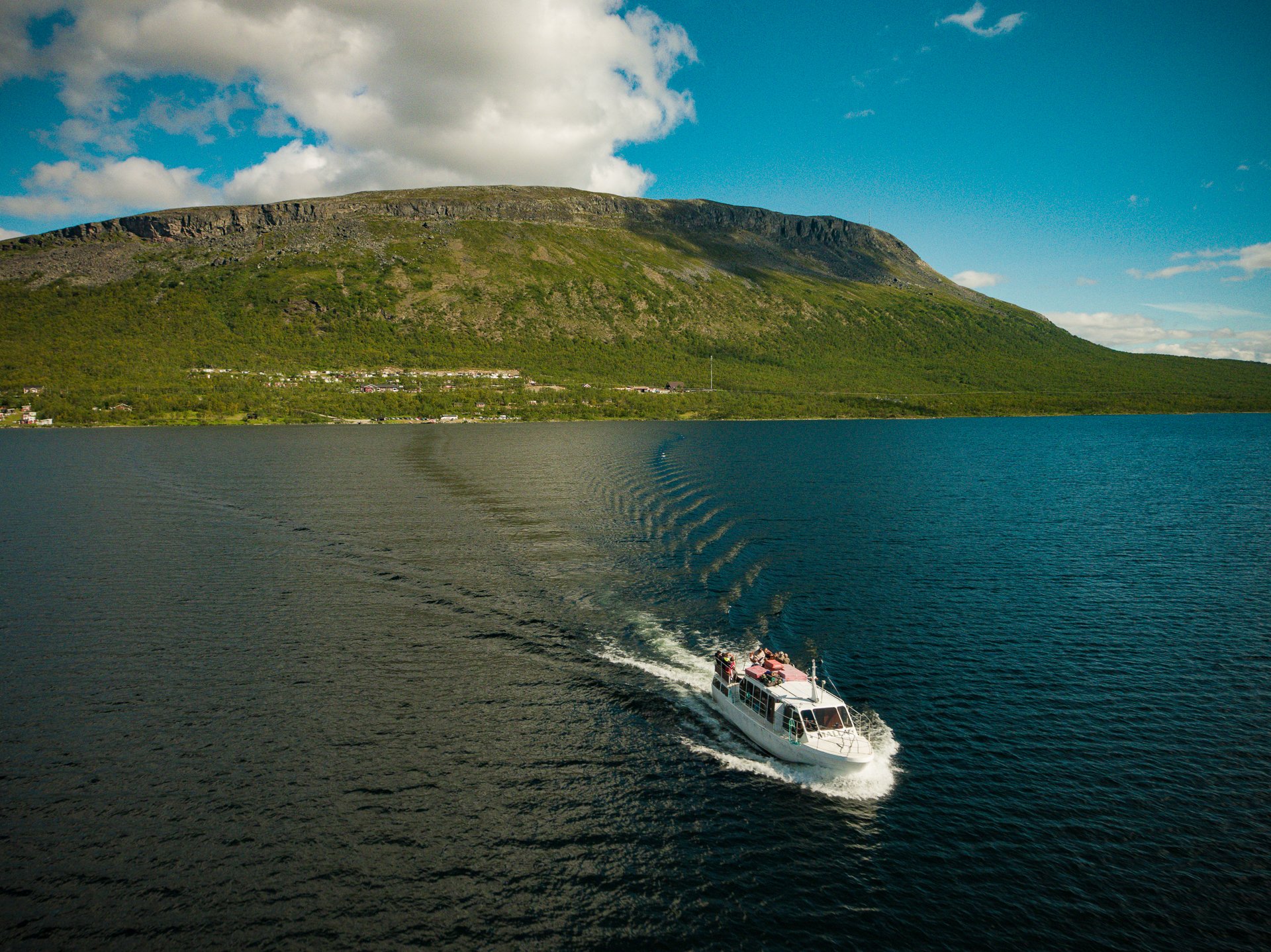 Malla laiva on matkalla Kilpisjärven Retkeilykeskukselta kohti Kolmen valtakunnan rajapyykkiä