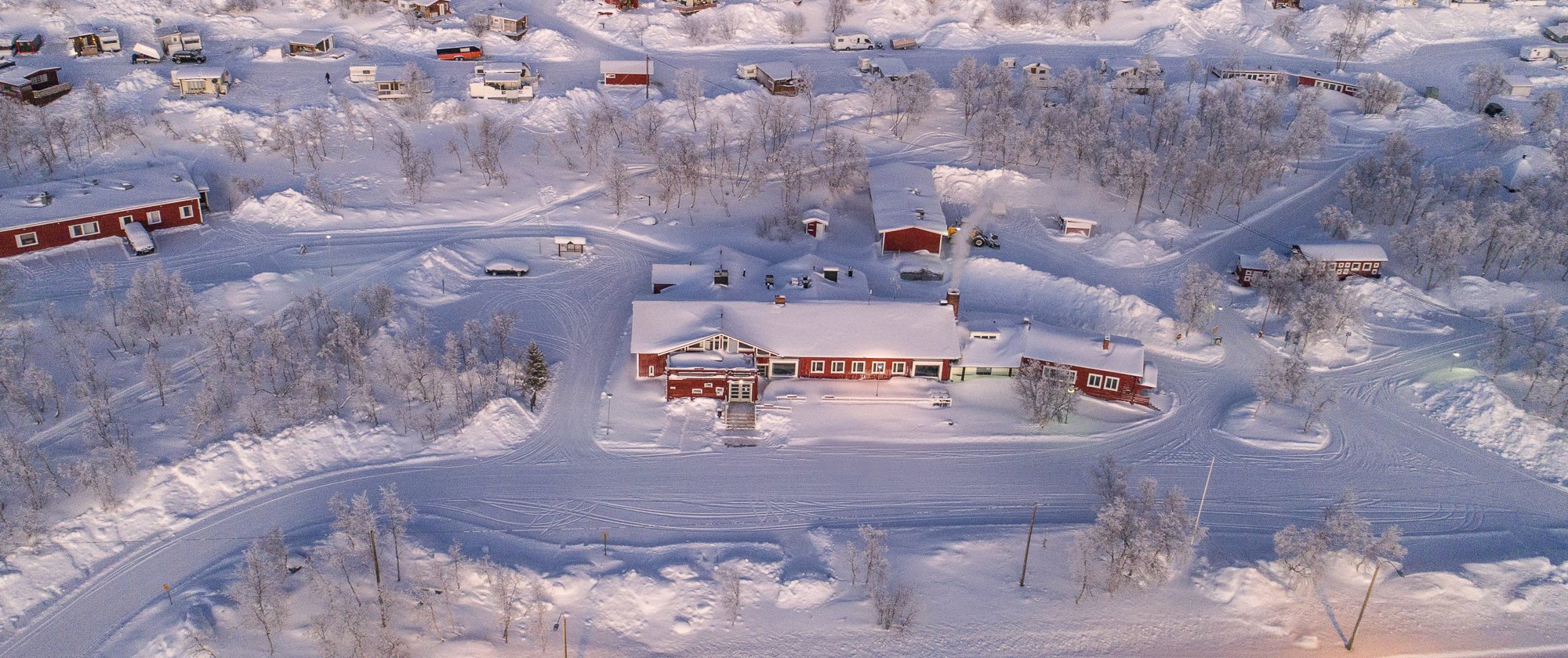 Kilpisjärven Retkeilykeskus vuonna 2019 kuvattuna ylhäältä päin talvisessa maisemassa