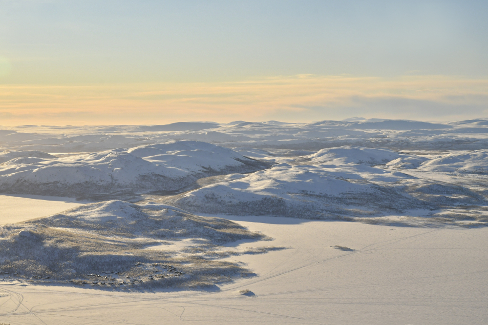 Kilpisjärven kylä Saanan huipulta kuvattuna talvisena päivänä auringonpaisteessa