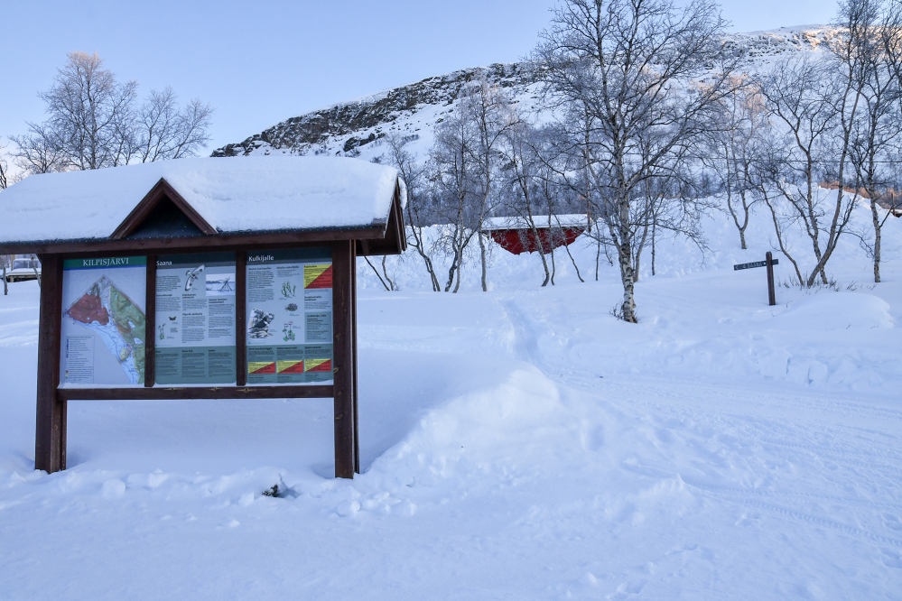 Saanan opastekyltti Kilpisjärven Retkeilykeskuksella