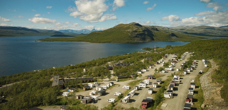 Caravan-alue Kilpisjärvellä kuvattuna ylhäältäpäin ja maisemaa Kilpisjärvelle sekä Mallan luonnonpuistoon aurinkoisena kesäpäivänä