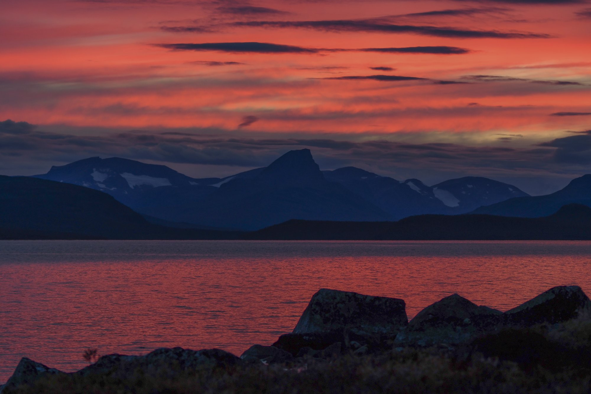 Norjan puolen tuntureita ja Kilpisjärveä kuvattuna Kilpisjärveltä aurigonlaskun aikaan