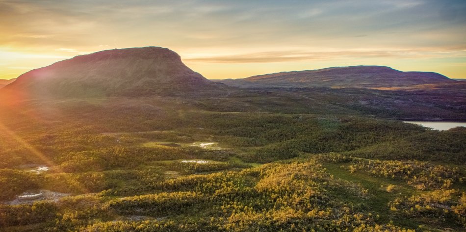 Tunturimaisema Kilpisjärven valoisassa kesäyössä