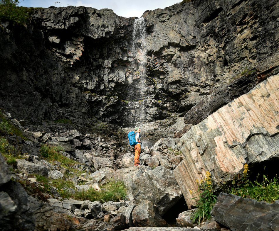 Nainen seisoo Kitsiputouksella Kilpisjärvellä